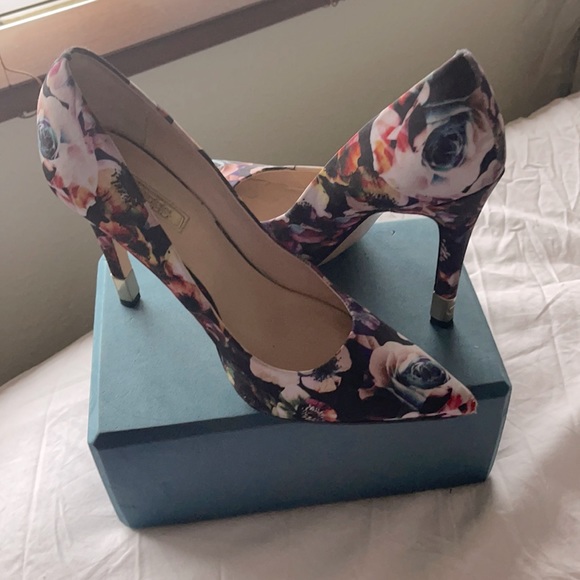 Floral GUESS high hills👌 - Picture 1 of 5